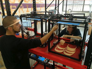 Ministro de Educación destaca a Liceo que fabrica mascarillas 3D reciclables